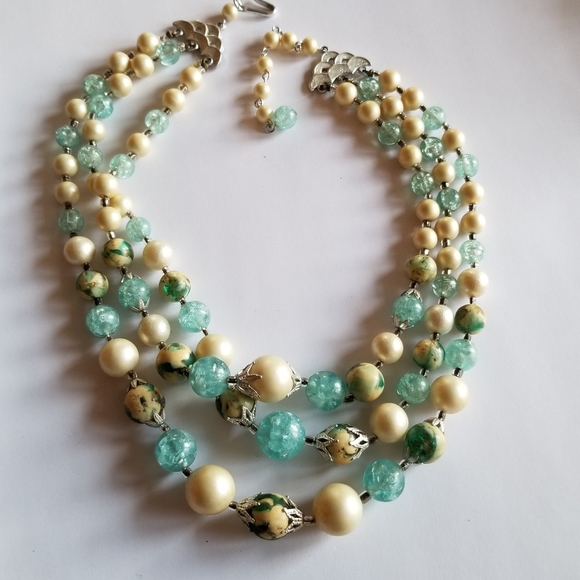 Relisted -Vintage three strand necklace Blue and off white plastic beads - Picture 6 of 16